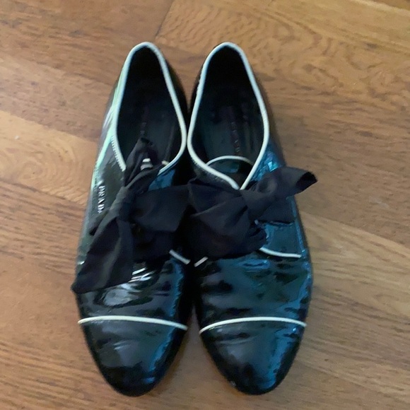 Prada - Picture 1 of 6